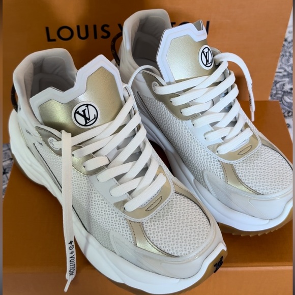 Brand new never worn Louis Vuitton Run 55 Sneaker White and Gold comes with box - Picture 5 of 5